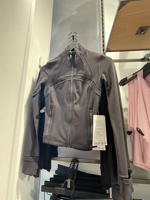 lululemon by null