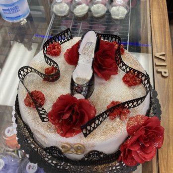 Bundt Cake-A-Holic - ows a bundt cake decorated with red roses - Cupcakes Near Me - Houston, Texas Bundt Cake-A-Holic - ows a bundt cake decorated with red roses - Cupcakes Near Me - Houston, Texas