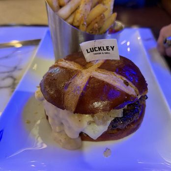 Luckley Tavern & Grill - Wagu burger - American Near Me - Las Vegas, Nevada