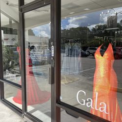 Esmeraldas Boutique Carrollwood - Front door, Display