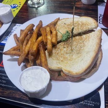 Junkyard Cafe - Chicken sandwich - American Near Me - Simi Valley, California