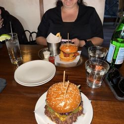 Electric Owl - Burgers are delicious!
