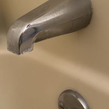 Cleaning queens - Tub in the ensuite bathroom. Bathrooms cleaned 'top to bottom' according to their 'Deep Clean' checklist. - Home Cleaning Near Me