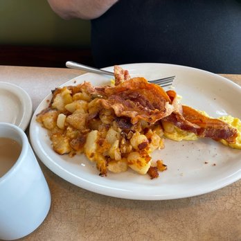 New Holiday Diner - Bacon,eggs, Home Fries and Rye toast - Diners Near Me - Danbury, Connecticut New Holiday Diner - Bacon,eggs, Home Fries and Rye toast - Diners Near Me - Danbury, Connecticut