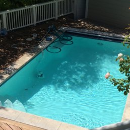 Clean white walls and crystal clear water after cleaning Clean white walls and crystal clear water after cleaning