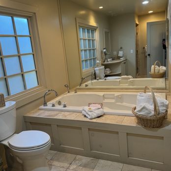 Carmel Country Inn - Jacuzzi tub - Hotels Near Me - Carmel, California Carmel Country Inn - Jacuzzi tub - Hotels Near Me - Carmel, California