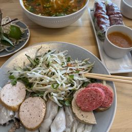 Banh canh cua on top, nem cuon to the right, banh cuon to the bottom.