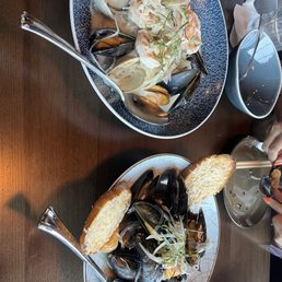 Seafood pasta & saki mussels