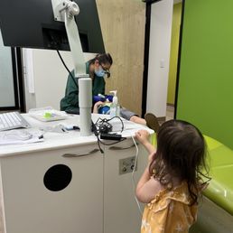 There are chairs for parents to sit while your kid is being treated