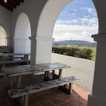 The Hacienda - Outdoor picnic tables - Hotels Near Me - Jolon, California