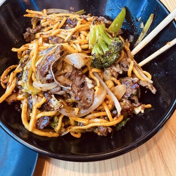 Hungry Bowl - My bowl, beef W/veg and lo mein noodles, garlic oil/chilli oil/Mongolian sauce... - Bubble Tea Near Me - Leominster, Massachusetts