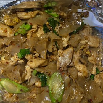 Hi Thai Food - Pad See Ew (right) - Food Trucks Near Me Hi Thai Food - Pad See Ew (right) - Food Trucks Near Me