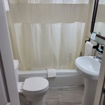 Americas Best Value Inn Palmyra Hershey - Bathroom. Tubs are clean, but stained and hot water is temperamental from room to room - Hotels Near Me - Palmyra, Pennsylvania Americas Best Value Inn Palmyra Hershey - Bathroom. Tubs are clean, but stained and hot water is temperamental from room to room - Hotels Near Me - Palmyra, Pennsylvania