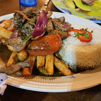 Listo el Pollo - Lomo saltado - Peruvian Near Me - Reseda, California