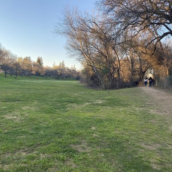 Mavis Stouffer Park - Large field area for sports including volleyball - Parks Near Me - Ripon, California