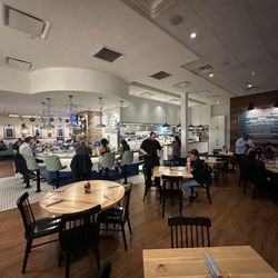 Half Shells Seafood Grill - 店内の雰囲気はさっぱりしていて、心地よい。