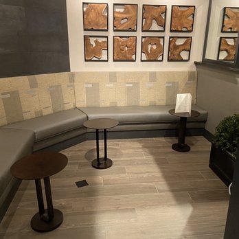 Hilltop Kitchen & Bar - Waiting room - Wine Bars Near Me - Syosset, New York