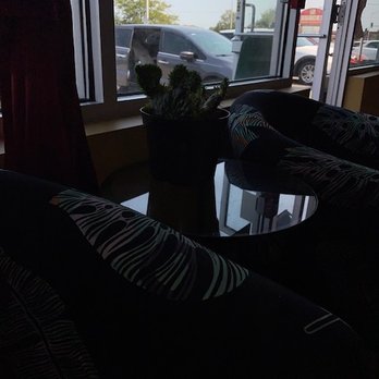 Paris Nails and Spa - Hot reception area. Please turn on the air conditioner! - Nail Salons Near Me - Chicago Heights, Illinois