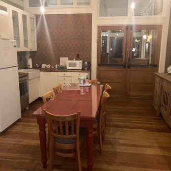 McCloud River Mercantile Hotel - Common kitchen area - Hotels Near Me - McCloud, California