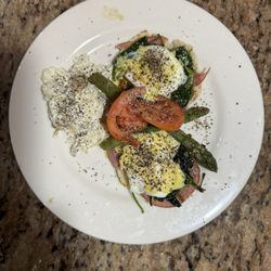 JavaPrimo Coffee House - Eggs Benedict with potatoes