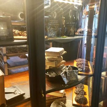 Gideon's Bakehouse - Display - Bakeries Near Me - Orlando, Florida