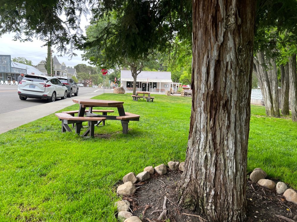 Lavinia Campbell Park Logo