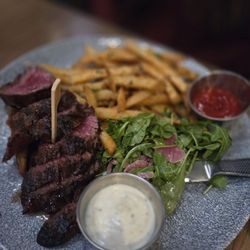 Dryft Wellesley - Steak Frites 8oz Hanger, truffle fries, arugula, bordelaise