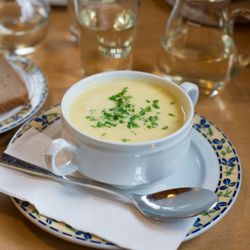 Kellerwald-Hofkäserei - Käsesuppe mit Brot (kleine Portion 5€)