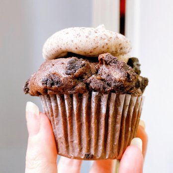 Baked Cravings - $3.50 - Cookies & Cream - Cupcakes Near Me - New York, New York