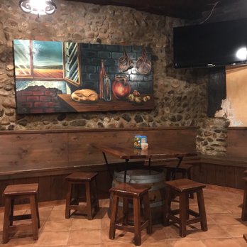 Pizzeria la Competencia - Indoor seating area - Italian Near Me - León, LE Pizzeria la Competencia - Indoor seating area - Italian Near Me - León, LE