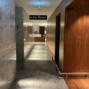 No. 1 Lounge - Hallway to bathrooms - Airport Lounges Near Me - London, XGL