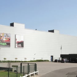 Meubles Sa Belot - Le magasin, situé dans un écrin de verdure, avec son parc animalier et un parking aisé.
