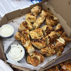 Garlic twists with cheese