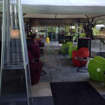 The Gibson Hotel - Outdoor lounge area - Hotels Near Me - Dublin, D