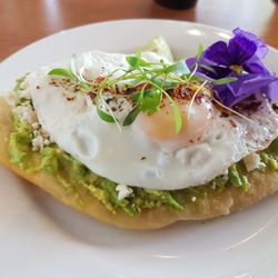 Kroket - Y esta chulada se llama toest de aguacate (tostada de aguacate para los cuates) con base de papa, super buena!