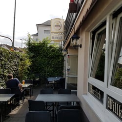 Sonnenterrasse begrünt hinter der Straße