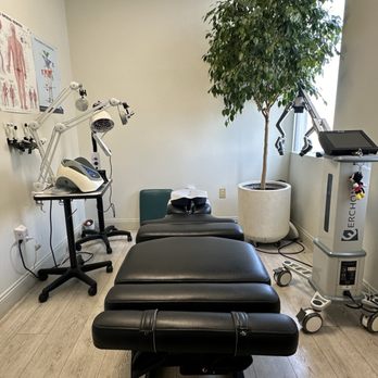 Daniel Pain Clinic - Treatment room - Chiropractors Near Me - Los Angeles, California