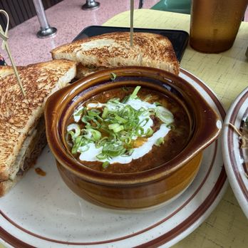 Le Hut Dinette - Patty melt with chili con carne - Wine Bars Near Me - Santa Ana, California Le Hut Dinette - Patty melt with chili con carne - Wine Bars Near Me - Santa Ana, California