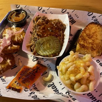 Moe's Original Bar B Que - Pork platter with fried green tomatoes, Mac & cheese and corn bread - Barbeque Near Me - Newark, Ohio Moe's Original Bar B Que - Pork platter with fried green tomatoes, Mac & cheese and corn bread - Barbeque Near Me - Newark, Ohio