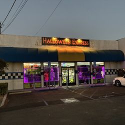 Halloween Express Inland Empire - Front of the store from parking lot