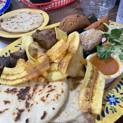 El Salvador Restaurant - Combinacion Salvadorea