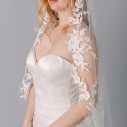 Beautiful fingertip wedding veil by Sira D' Pion