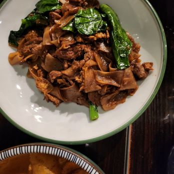 Kin Long Beach - Pad see ewe noodles with beef - Thai Near Me - Long Beach, California Kin Long Beach - Pad see ewe noodles with beef - Thai Near Me - Long Beach, California