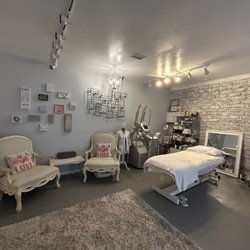 Non Invasive Body Treatments - Relaxing treatment room