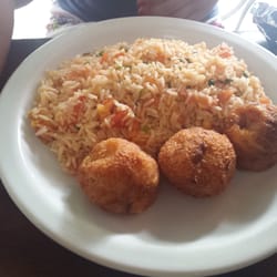 Boteco Cevada - Prato executivo: bolinho de bacalhau com arroz de tomate.