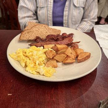 The Old Talbott Tavern - Breakfast - nicely scrambled eggs and lukewarm potatoes with bacon and toast. - Bars Near Me - Bardstown, Kentucky