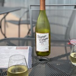 Vintage Escapes Winery - Itasca white wine