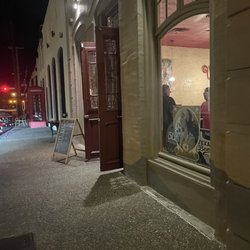 La Linea - Entrance at night