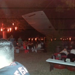 People - People. Tavoli all'aperto, location tranquilla e suggestiva nella natura.