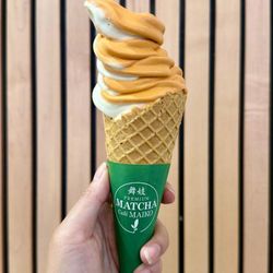 Matcha Cafe Maiko - Thai tea + black tea swirl